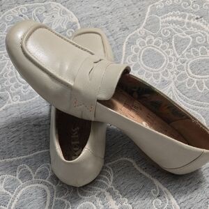 Kork-Ease Cream Leather Flats Rounded Toe